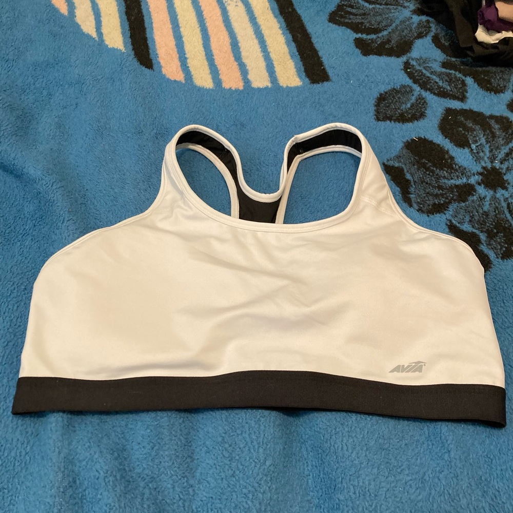 Avis sports bra size xxl white never worn